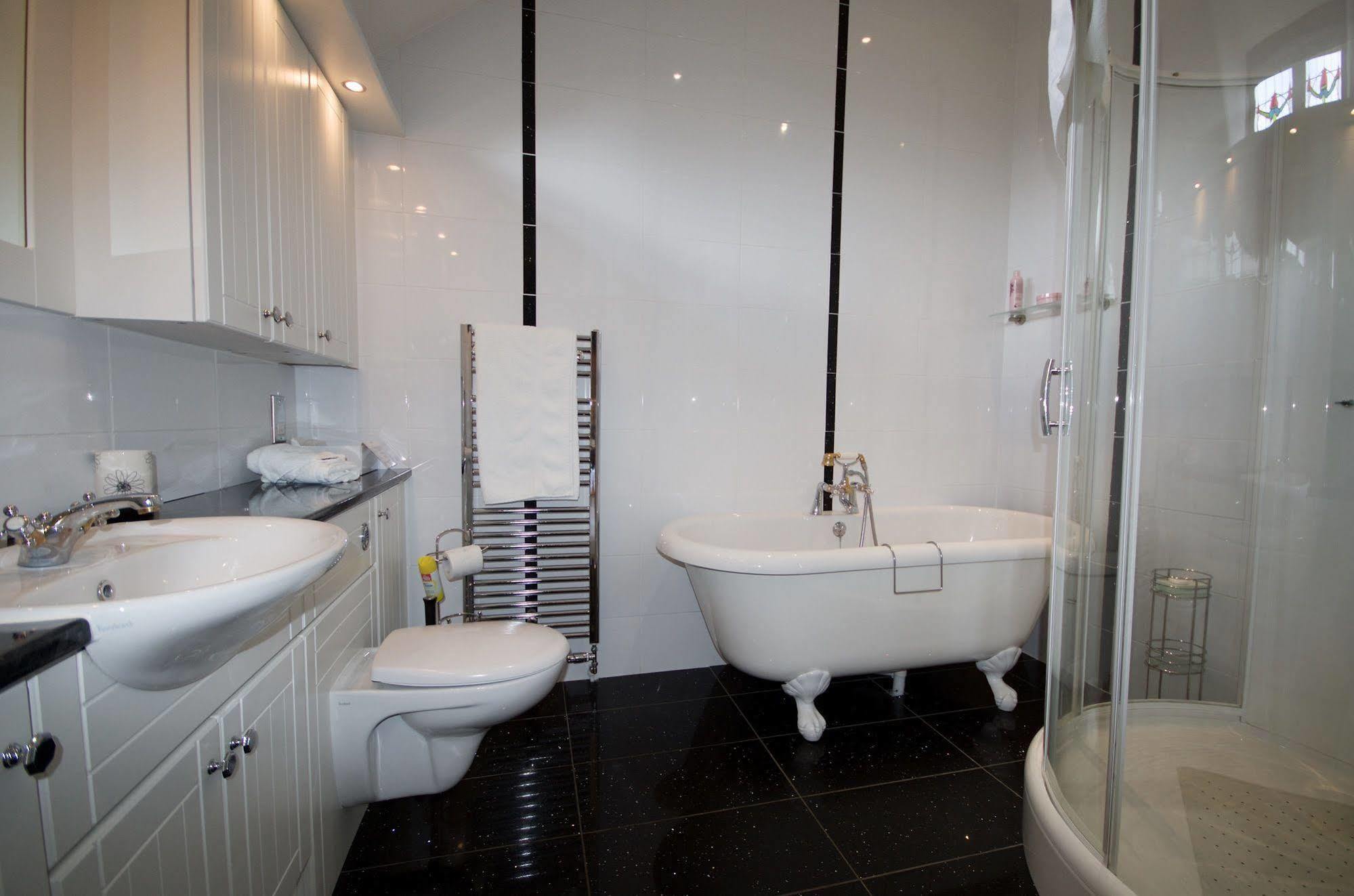 Muirholm Bed And Breakfast Paisley Bagian luar foto
